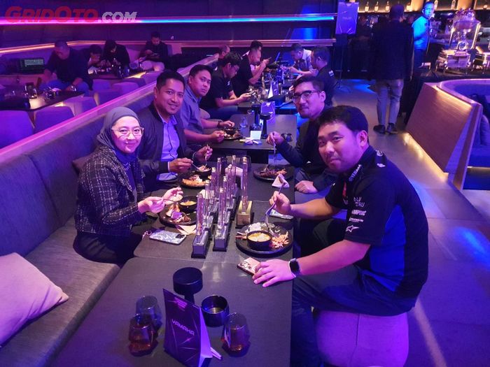 Perwakilan dari PT Yamaha Indonesia Motor Manufacturing (YIMM) tersenyum lebar setelah memboyong banyak piala OTOMOTIF Award 2025