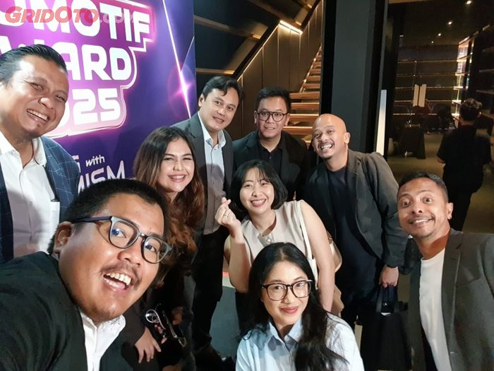 Perwakilan Hyundai Motor Indonesia (HMID) berselfie dengan redaksi GridOto 