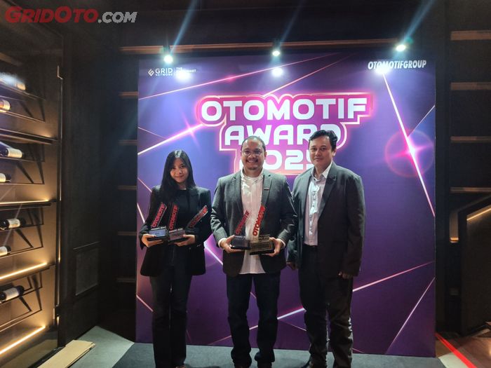 PT BYD Motor Indonesia yang diwakili Luther T. Panjaitan tersenyum lebar ketika bawa pulang gelar Car Of The Year di OTOMOTIF Award 2025 lewat Denza D9