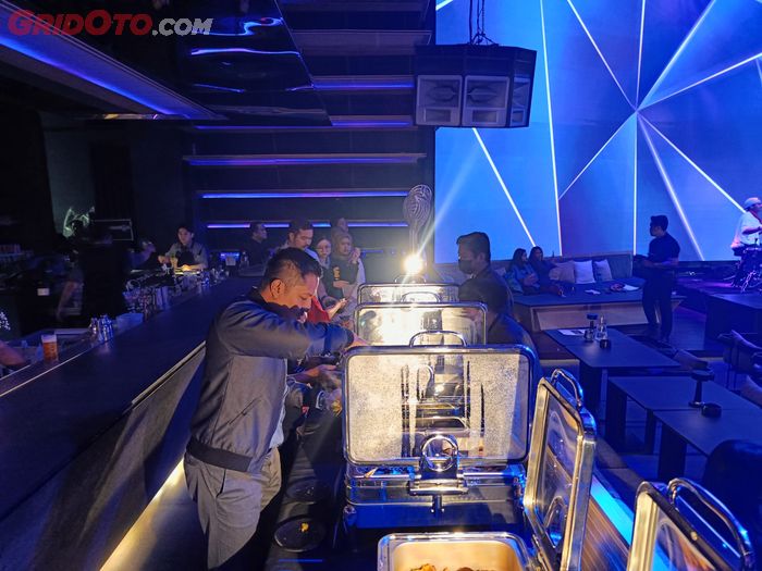 Rehat sejenak dan makan malam di OTOMOTIF Award 2025