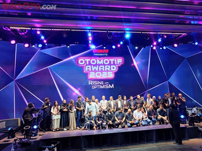 Para pemenang OTOMOTIF Award 2025 berkumpul dan merayakan kemenangannya bersama di atas panggung