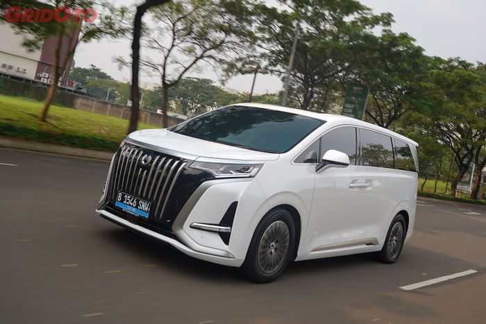 Denza D9 resmi meraih titel Car of The Year OTOMOTIF Award 2025.