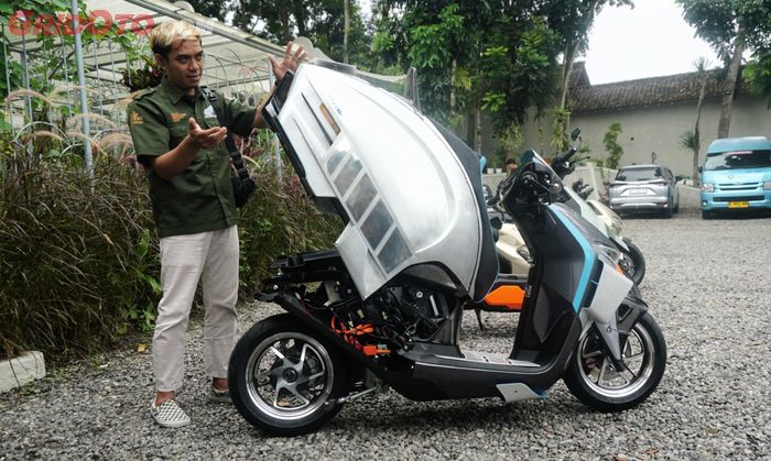 Lutvia Fachsin memperagakan cara membuka bodi belakang motor