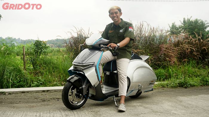 Lutvia Fachsin berpose di atas motor garapannya