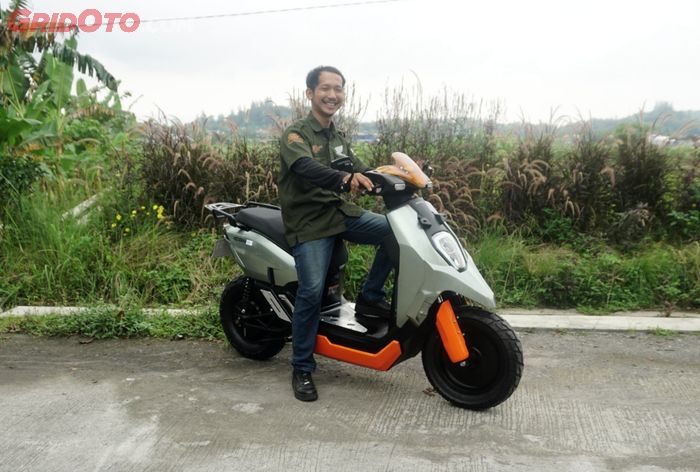 Malik Abdul Aziz berpose di atas motor Honda ICON e: custom bikinannya