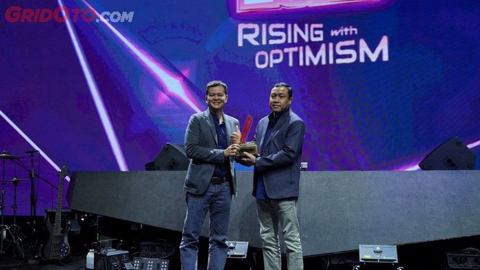 Sutarya, Direktur Marketing, PT Yamaha Indonesia Motor Manufacturing (YIMM) menerima langsung penghargaan Bike of The Year OTOMOTIF AWARD 2025