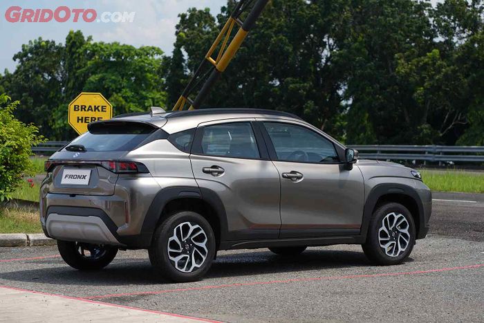 Suzuki Fronx varian GL AT berwarna Metallic Magma Grey.