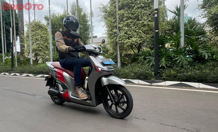 Indomobil E-Motor Adora dinobatkan sebagai yang terbaik di kelas Medium Electric Skutik di OTOMOTIF Award 2025