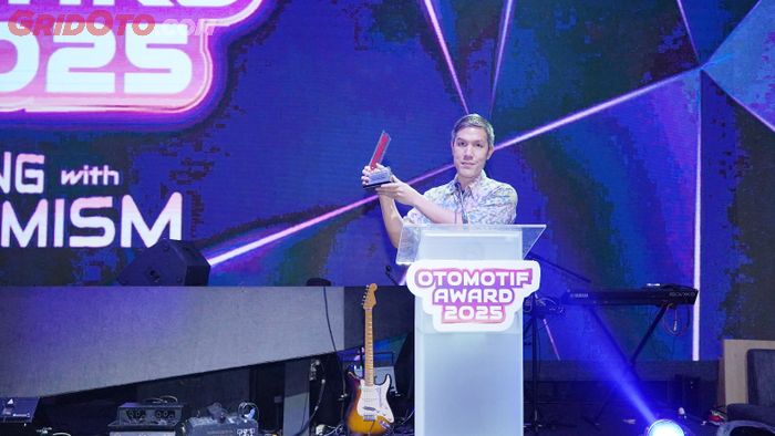 Pius Wirawan, CEO PT Indomobil EMotor International menerima piala untuk Adora di OTOMOTIF Award 2025