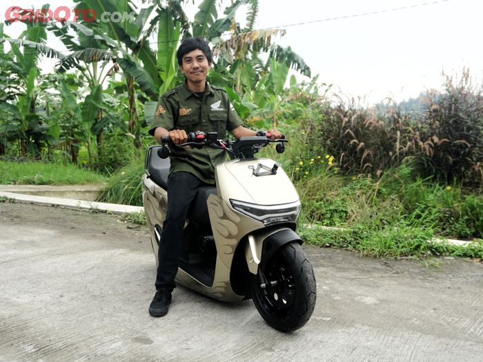 Aditya berpose di atas CUV e: garapannya