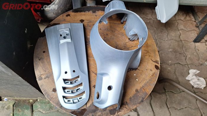 Bagian Vespa matic yang sedang repaint ulang 