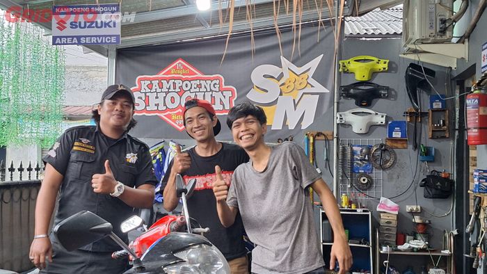Ajie Akbar Setiawan (kiri) dan Ochiet  (tengah) sebagai Founder Kampoeng Shogun bersama Andre (kanan) selaku Kepala Mekanik Bengkel Kampoeng Shogun 