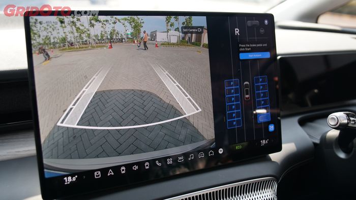 Tampilan fitur Autopark XPENG X9 yang otomatis aktif ketika masuk gigi mundur