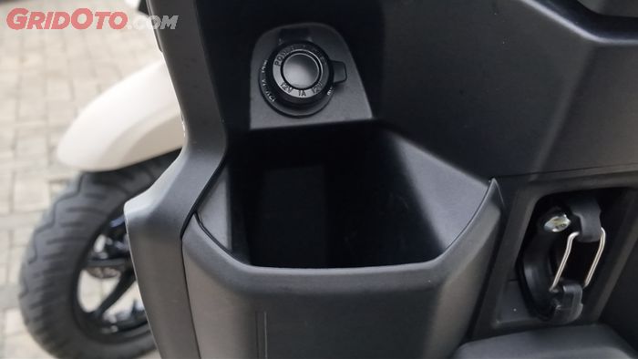 Konsol di bawah setang Yamaha Gear Ultima 125 cukup besar, lengkap dengan power outlet