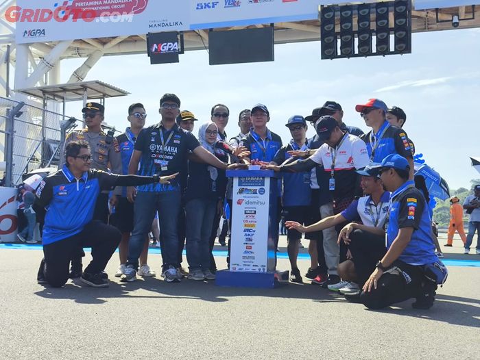 Upacara pembukaan dilakukan petinggi Yamaha dan para sponsor event Yamaha Sunday Race.