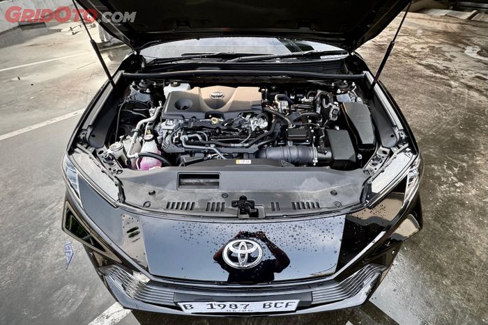 Mesin Toyota Camry HEV A25A-FXS 2.487 cc 4 silinder bertenaga 183 dk/6.000 rpm dan torsi 221 Nm/3.600-5.200 rpm dengan motor listrik 133 dk dan torsi 208 Nm.
