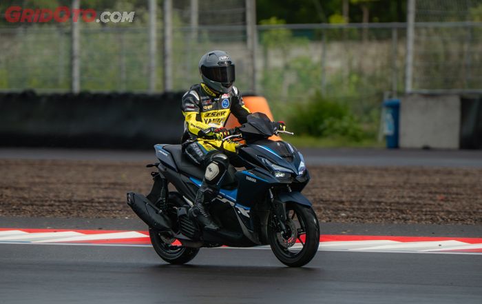 Yamaha Aerox Alpha tipe standar juga terasa stabil saat dikebut di sirkuit