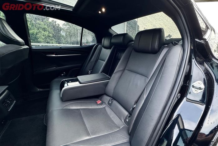 Jok belakang Toyota Camry HEV