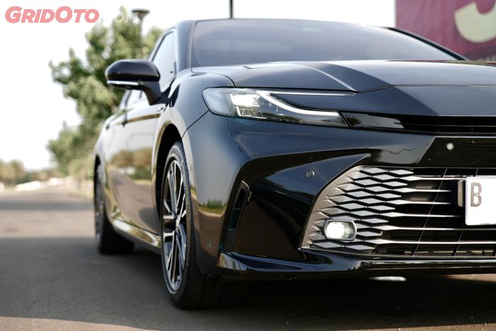 Aksen lampu depan dan LED DRL Toyota Camry berbentuk huruf C