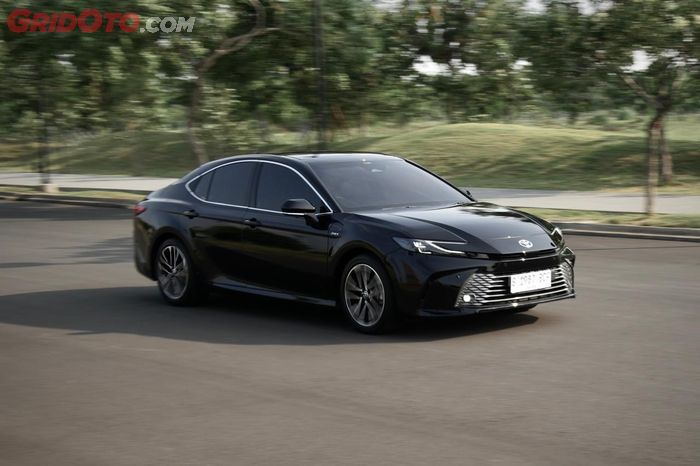 Big sedan hybrid Toyota Camry XV80