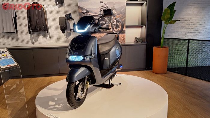 Charger TVS iQube 2025 sekarang  sebesar 950 kw yang bisa menuntaskan 0 sampai 80 persen dalam waktu 3 jam
