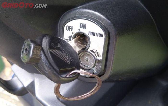 Waspada musim hujan bikin kunci kontak motor sering macet, solusinya cukup pakai penetran.