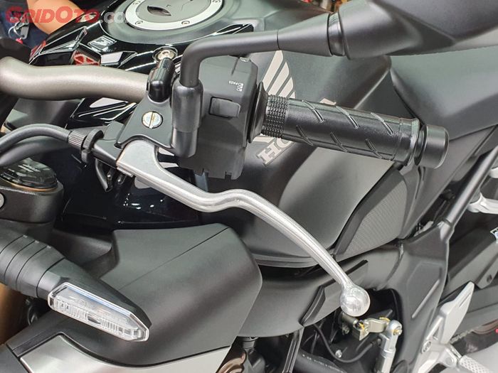 Tuas kopling Honda CB650R serupa dengan motor sport pada umumnya 