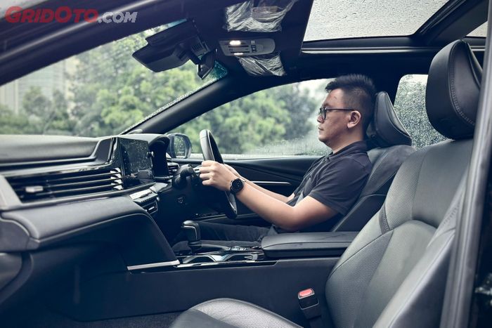 Posisi mengemudi Toyota Camry Hybrid terbaru ergonomis dengan pengaturan yang fleksibel