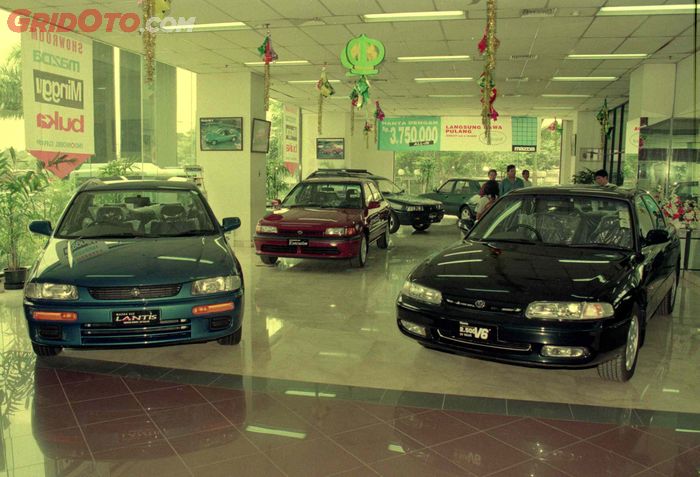 Mazda 323 Lantis di showroom di Jakarta tahun 1996