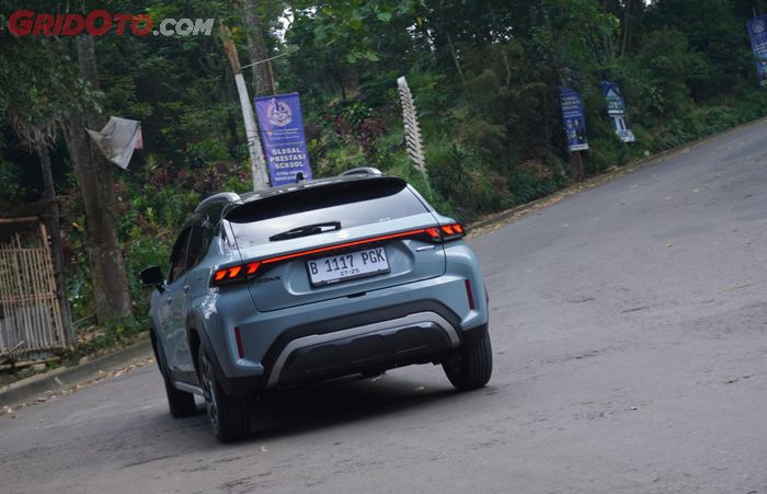 Suzuki Fronx SGX berhenti di tanjakan curam