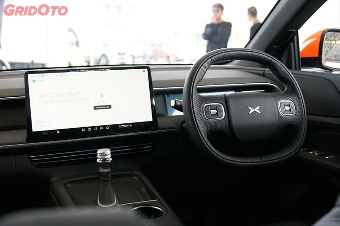 Interior XPENG G6 begitu minimalis.