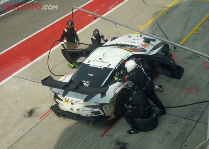 Lexus LC 500h tim apr selalu memukau dengan suara mesin V8.