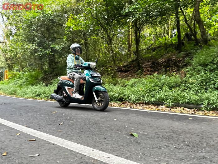 Mesin 160 cc yang digendong Honda Stylo enteng melibas tanjakan panjang khas pegunungan 