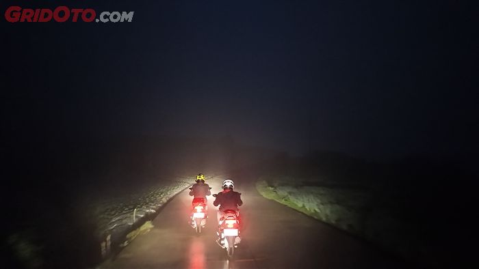 Kabut dan suhu dingin tidak membuat performa Yamaha Gear Ultima 125 kedodoran.