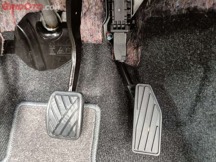 Ilustrasi karpet di bawah pedal gas mobil