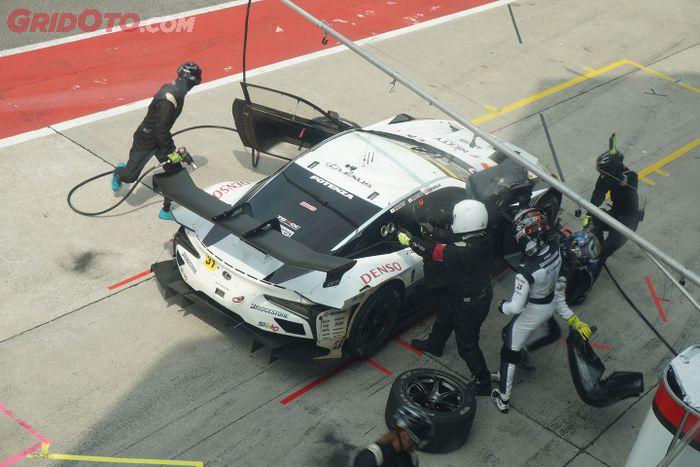 Pit stop tim apr Lexus LC 500h saat sesi latihan resmi.