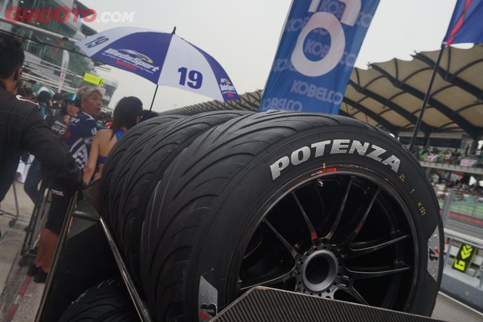 Bridgestone Potenza Racing versi wet tire untuk dipakai saat hujan.