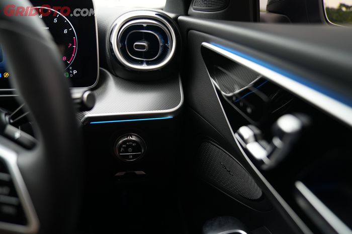 Ambient lighting di interior Mercedes-Benz C200
