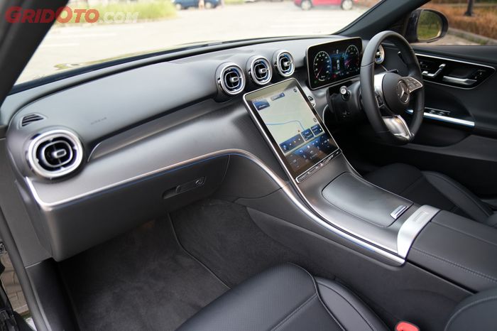Ambient lighting menghiasi hampir seluruh sisi panel interior Mercedes-Benz C200