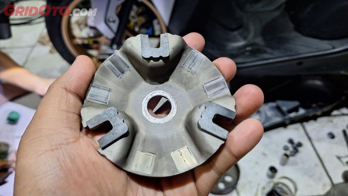 Slide piece yang menempel pada tutup rumah roller umumnya dapat digunakan dari 8.000 km hingga 10 ribu Km 