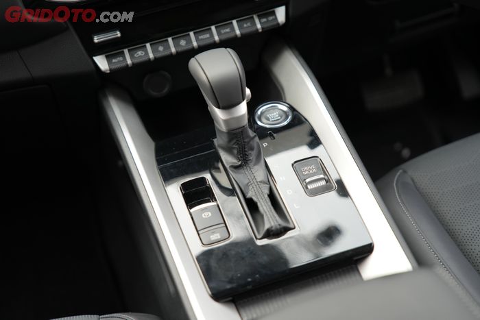 Konsol tengah Mitsubishi Destinator dengan tuas mode berkendara