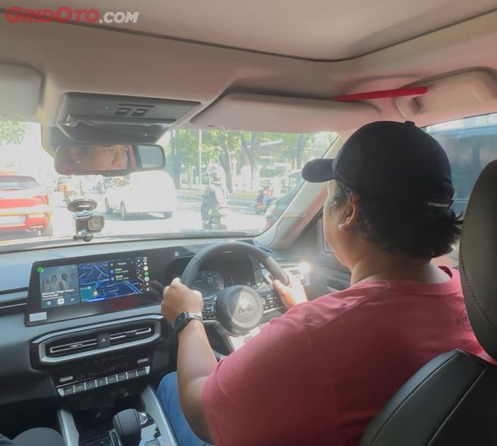 GridOto.com mengemudikan Mitsubishi Destinator di Jakarta (19/7/2025)