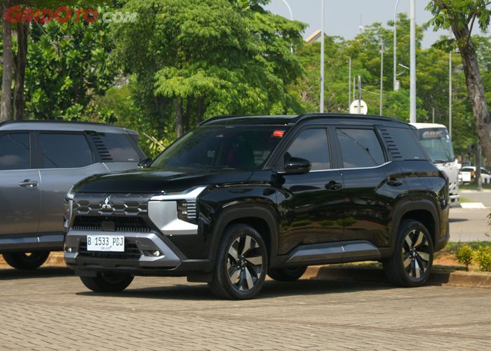 Mitsubishi Destinator warna Jet Black Mica.