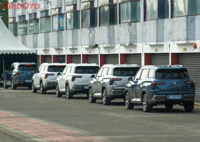 Jajaran Mitsubishi Destinator di pit lane. Warna Lunar Blue Mica paling belakang.