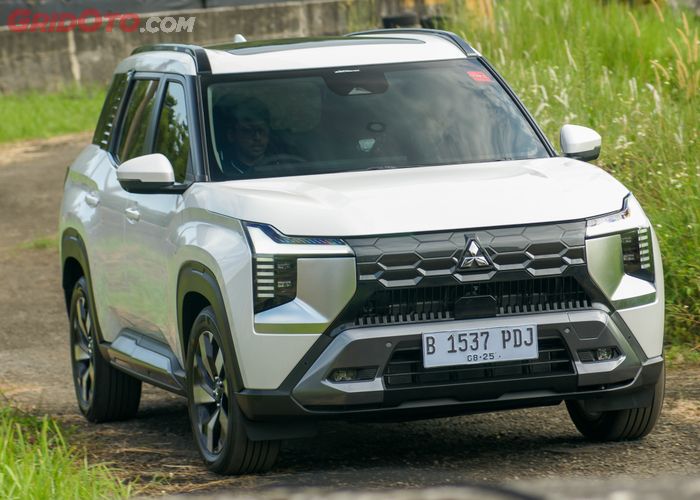 Mitsubishi Destinator di service road Sentul.