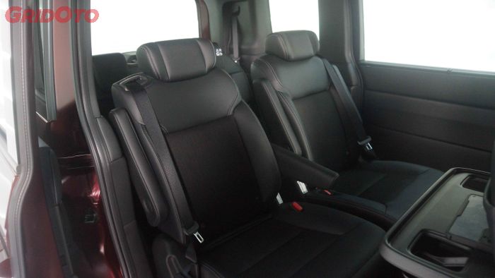 Kursi belakang Honda Step WGN e:HEV