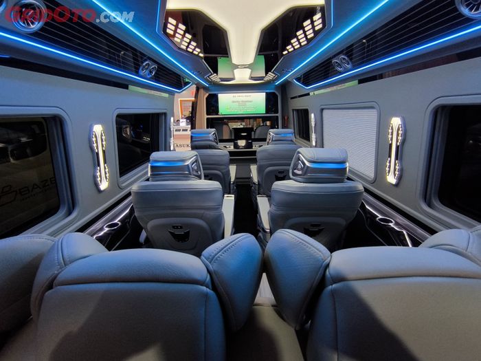 Plafon, dinding dan lantai full diberi sentuhan mewah