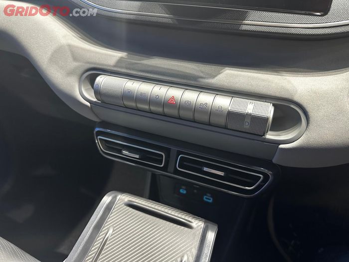 Posisi kenop transmisi di mobil listrik BYD Atto 1