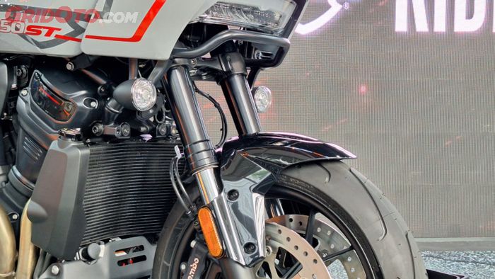 Sokbreker depan dan belakangnya pakai Showa, sedangkan sok depannya sudah upside down 