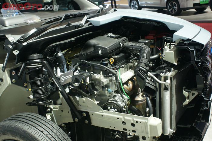 Cutaway bagian depan Suzuki Fronx menampilkan mesin lengkap dengan komponen SHVS.